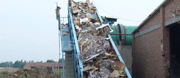 chain conveyor for conveying waste paper